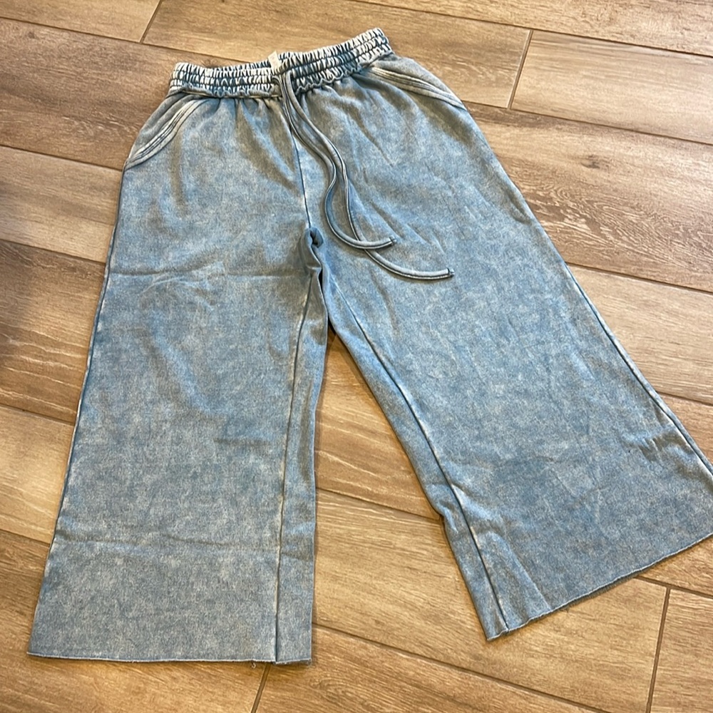 Zenana Wide Leg Cropped Sweatpants MEDIUM Raw Hem Drawstring Waist Side Pockets